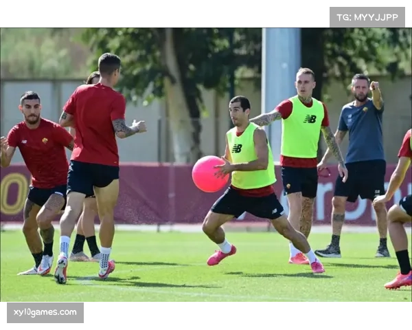 特写：场边镜头记录下乌迪内斯教练组实时通过平板电脑调整防守指令